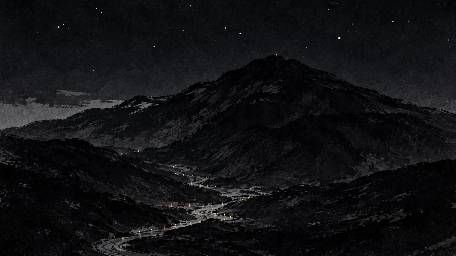 夜裡的山谷，零星燈火沿著山路排開像護送隊伍，山上一個小小的橘色光點往北移動