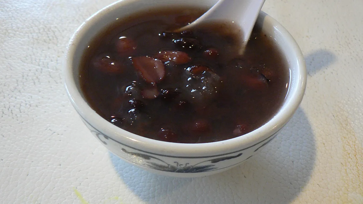 一碗紅豆湯和湯匙