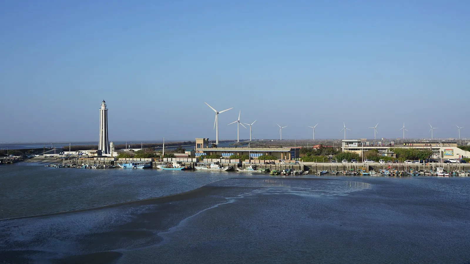 芳苑燈塔旁的漁港，海岸線上立著一整排風力發電機