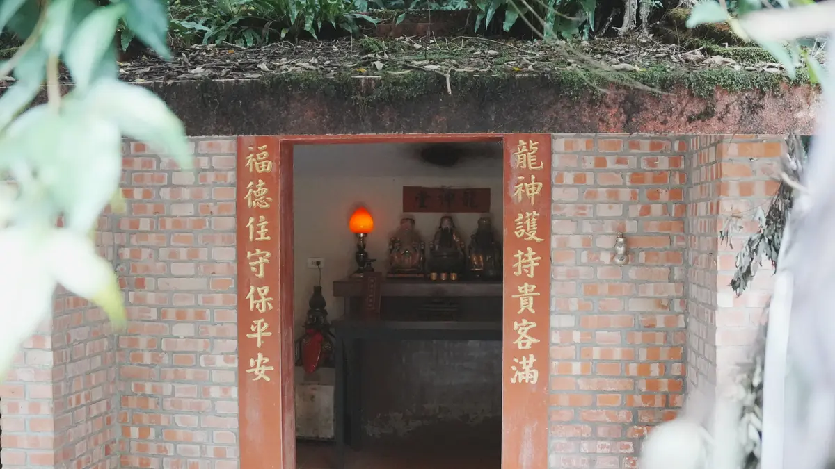 土地公廟,門口掛著一束樟樹葉
