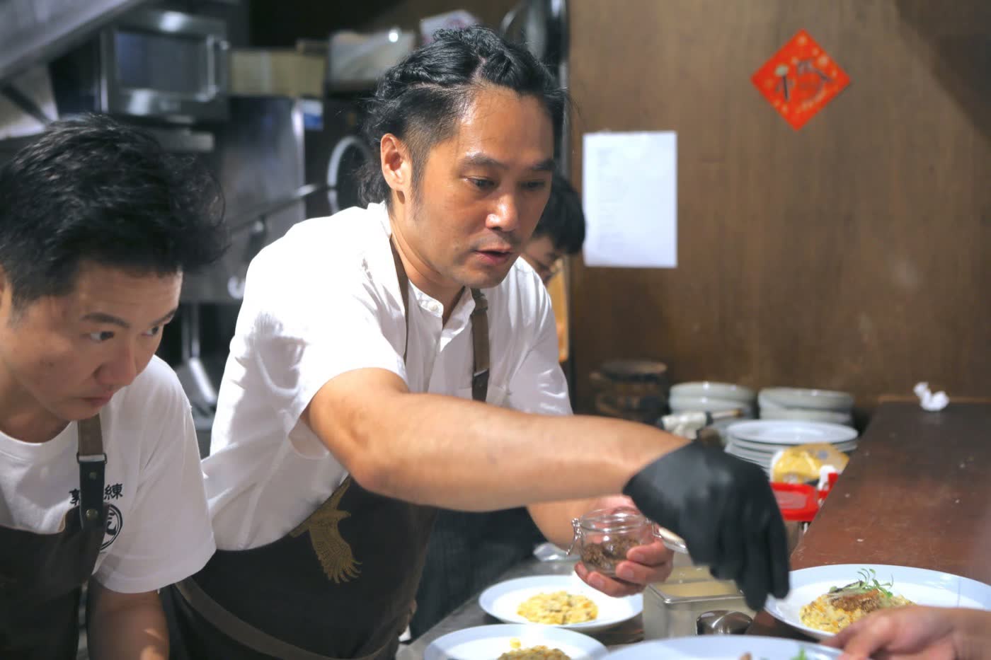 主廚高梓現在廚房出餐